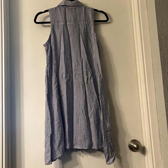 Neiman Marcus Pinstripe Sleeveless Button Down Flowy Shirtdress - Picture 7 of 10